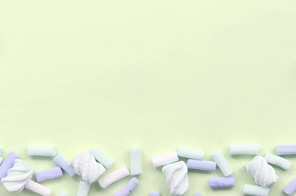 Színes Marshmallow lefektetett mész papír háttérben. pasztell kreatív szerkezetű keret — Stock Fotó