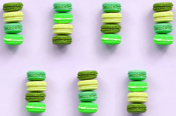 Десертний торт макарон або макаруни на модному пастельному бузковому тлі вид зверху — стокове фото