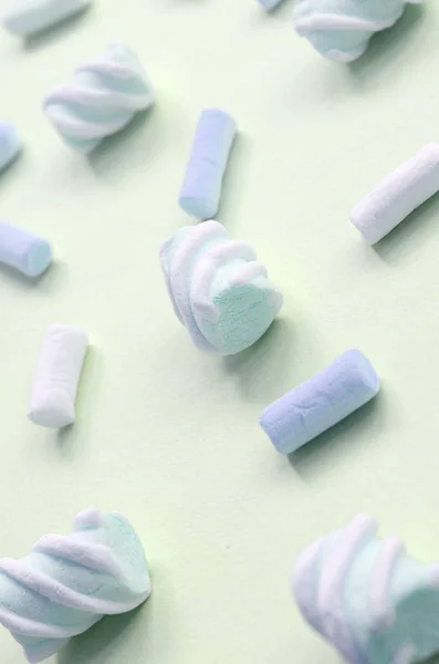 Färgglada Marshmallow som anges på Lime Paper bakgrund. Pastellfärgat kreativt texturerat mönster — Stockfoto