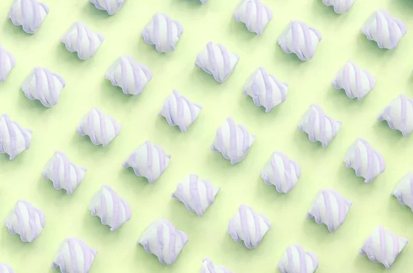 Színes Marshmallow lefektetett mész papír háttérben. pasztell kreatív minta — Stock Fotó