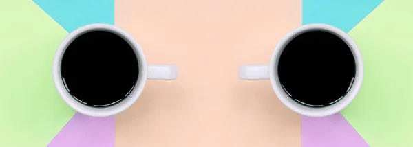 Dua cangkir kopi putih kecil pada tekstur latar belakang mode pastel merah muda, biru, koral dan kapur warna kertas — Stok Foto