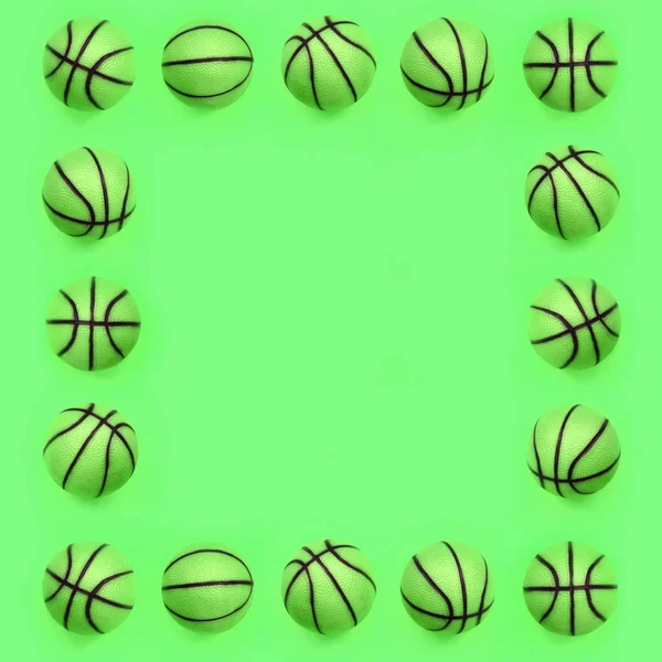 Cadre d'un grand nombre de petites boules vertes pour le jeu de sport de basket-ball repose sur fond de texture — Photo