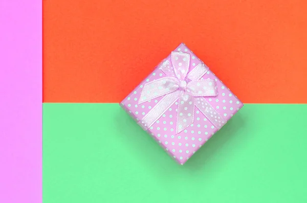 Kleine rosa Geschenkbox liegen auf Textur Hintergrund der Mode Pastell türkis, rot und rosa Farben Papier — Stockfoto