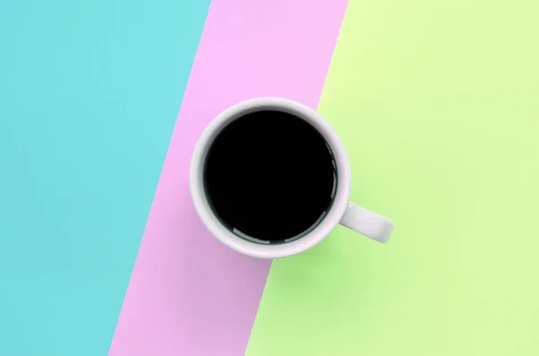 Piccola tazza di caffè bianco su sfondo texture di carta di colori rosa pastello, blu e lime moda — Foto Stock