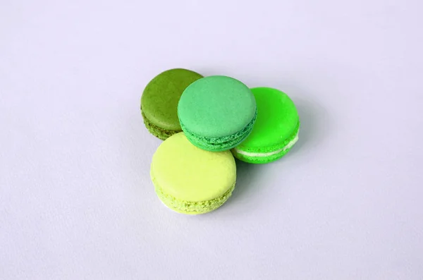 Dessert Kuchen Macaron oder Makronen auf trendigem pastelllila Hintergrund — Stockfoto