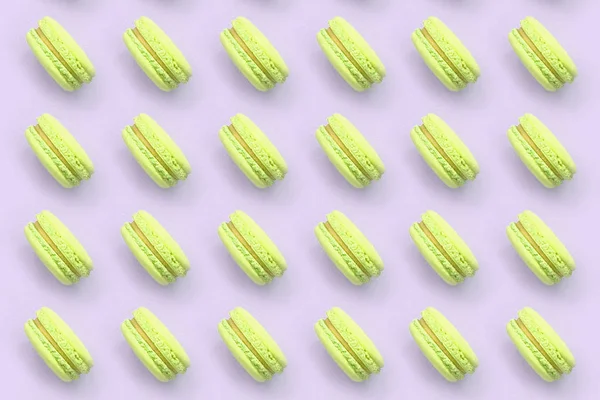 Lime dessert cake macaron or macaroon on trendy pastel lilac background top view — Stock Photo, Image