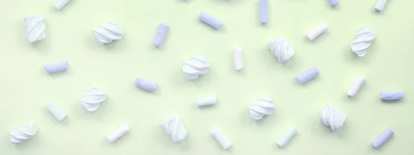Guimauve colorée disposée sur fond de papier de chaux. texture créative pastel — Photo