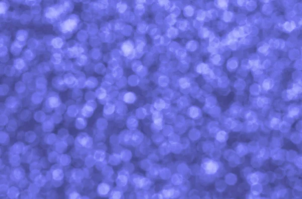 Lantejoulas decorativas azuis desfocadas. Imagem de fundo com luzes bokeh brilhantes de pequenos elementos — Fotografia de Stock