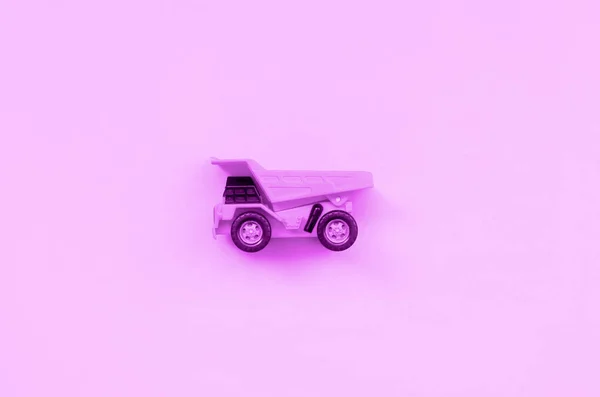 Piccolo camion giocattolo viola su sfondo texture di carta di colore viola pastello moda — Foto Stock