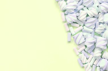 Renkli marshmallow kireç kağıt arka plan üzerine serilir. pastel yaratıcı doku