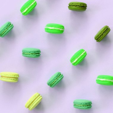 Trendy pastel leylak arka plan üst görünümünde Tatlı kek makarna veya makarna