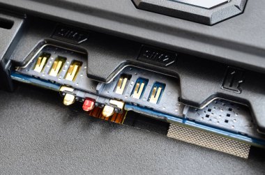 Genişbant 5g mobil iletişim teknolojisi kavramı. Çift Sim yuvası