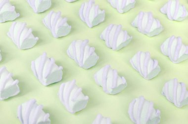 Renkli marshmallow kireç kağıt arka plan üzerine serilir. pastel yaratıcı dokulu desen