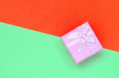 Küçük pembe hediye kutusu moda pastel turkuaz ve kırmızı renkler kağıt doku arka plan yalan