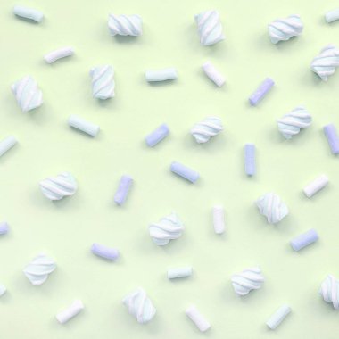 Renkli marshmallow kireç kağıt arka plan üzerine serilir. pastel yaratıcı doku