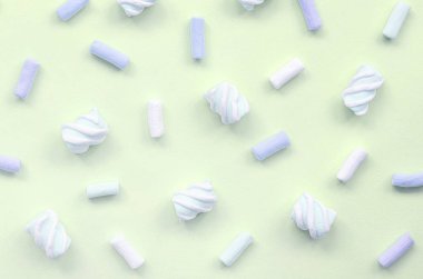 Renkli marshmallow kireç kağıt arka plan üzerine serilir. pastel yaratıcı doku
