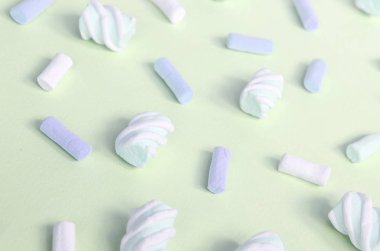 Renkli marshmallow kireç kağıt arka plan üzerine serilir. pastel yaratıcı dokulu desen