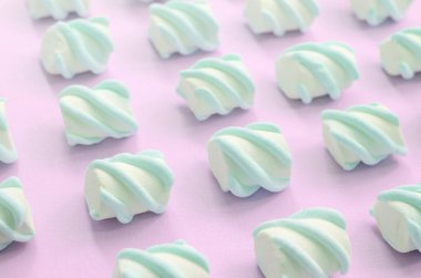 Renkli marshmallow pembe kağıt arka plan üzerine serilmiş