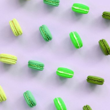 Trendy pastel leylak arka plan üst görünümünde Tatlı kek makarna veya makarna