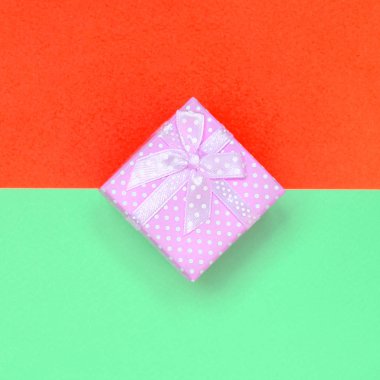 Küçük pembe hediye kutusu moda pastel turkuaz ve kırmızı renkler kağıt doku arka plan yalan