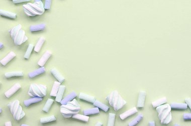 Renkli marshmallow kireç kağıt arka plan üzerine serilir. pastel yaratıcı dokulu çerçeve