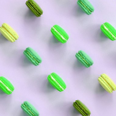 Trendy pastel leylak arka plan üst görünümünde Tatlı kek makarna veya makarna