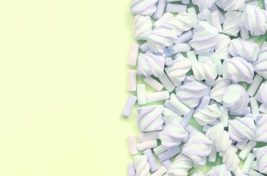 Renkli marshmallow kireç kağıt arka plan üzerine serilir. pastel yaratıcı doku