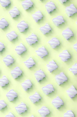 Renkli marshmallow kireç kağıt arka plan üzerine serilir. pastel yaratıcı dokulu desen