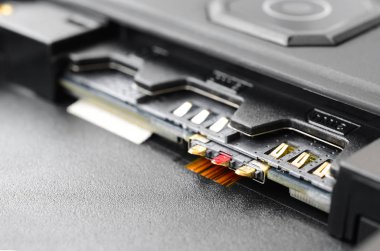 Genişbant 5g mobil iletişim teknolojisi kavramı. Çift Sim yuvası