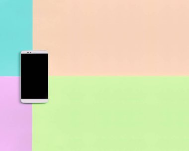 Moda pastel pembe doku arka plan siyah ekran ile Modern akıllı telefon, mavi, mercan ve kireç renkleri