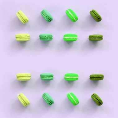 Trendy pastel leylak arka plan üst görünümünde Tatlı kek makarna veya makarna