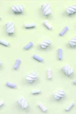 Renkli marshmallow kireç kağıt arka plan üzerine serilir. pastel yaratıcı doku