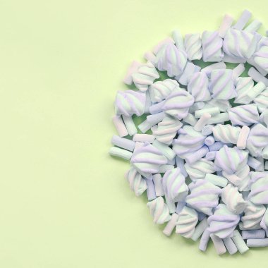 Renkli marshmallow kireç kağıt arka plan üzerine serilir. pastel yaratıcı doku