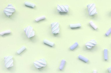 Renkli marshmallow kireç kağıt arka plan üzerine serilir. pastel yaratıcı doku