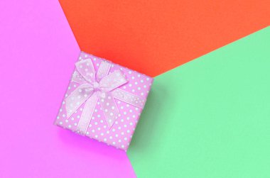 Küçük pembe hediye kutusu moda pastel turkuaz, kırmızı ve pembe renkler kağıt doku arka plan yalan