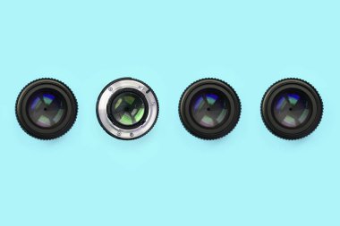 Kapalı diyafram ile birkaç kamera lensleri moda pastel mavi renkli kağıt doku arka plan yalan