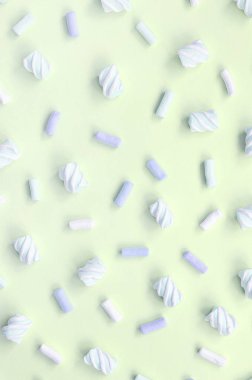 Renkli marshmallow kireç kağıt arka plan üzerine serilir. pastel yaratıcı doku