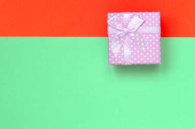 Küçük pembe hediye kutusu moda pastel turkuaz ve kırmızı renkler kağıt doku arka plan yalan