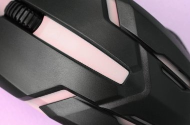 Pembe arka plan üzerinde siyah oyun optik fare yakın çekim