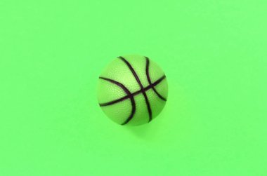 Basketbol sporu oyunu için küçük yeşil top doku arka plan yatıyor