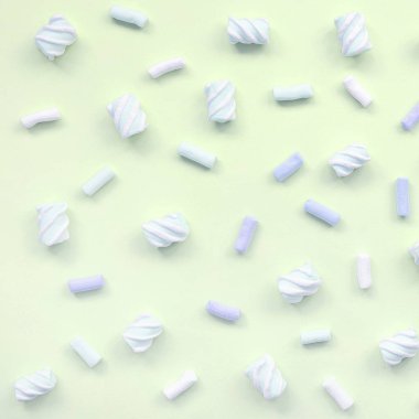 Renkli marshmallow kireç kağıt arka plan üzerine serilir. pastel yaratıcı doku
