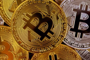 Birçok altın bitcoins. Cryptocurrency ve sanal para kavramı