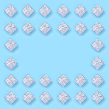Mavi hediye kutuları çerçeve minimal konsept moda pastel mavi renkli kağıt doku arka plan yatıyor