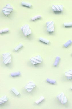 Renkli marshmallow kireç kağıt arka plan üzerine serilir. pastel yaratıcı doku