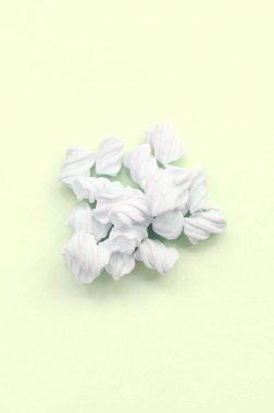 Renkli marshmallow kireç kağıt arka plan üzerine serilir. pastel yaratıcı doku
