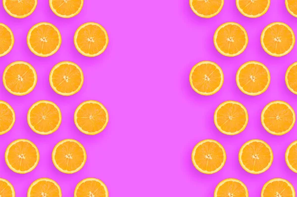 Рамка оранжевых цитрусовых на ярко-фиолетовом фоне — стоковое фото
