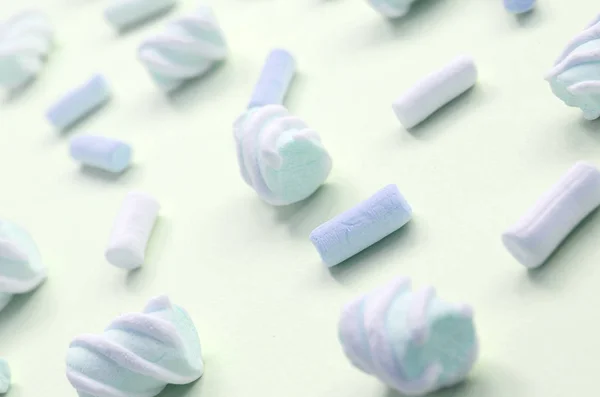 Kolorowe Marshmallow ułożone na tle papieru wapiennego. Pastel twórczy wzór strukturalny — Zdjęcie stockowe