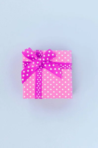 带丝带的小紫色礼品盒位于紫色背景上 — 图库照片