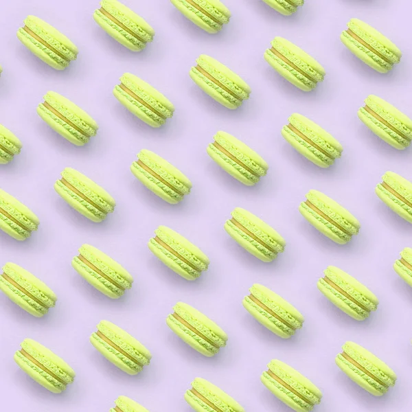 Lime dessert tårta macaron eller makaroner på trendiga pastelllila bakgrund uppifrån — Stockfoto