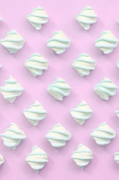 Marshmallow colorato disposto su sfondo di carta rosa — Foto Stock